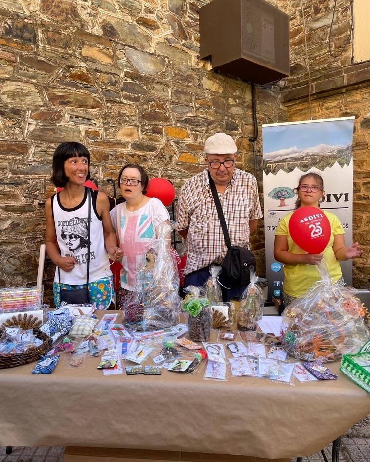 Stand de productos en el mercadillo (julio 2024)